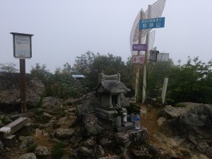 明神山（668ｍ）山頂-晴ならば播磨の峰が３６０度展望できるとのこと